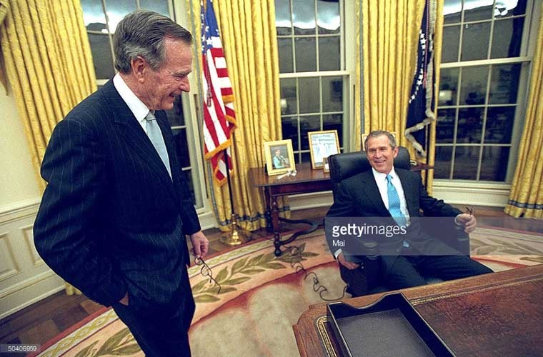 Ngày 20/1/2001, ông George W. Bush (Bush con) chính thức làm lễ tuyên thệ nhậm chức, trở thành ông chủ Nhà Trắng. Ảnh: Hai cha con ông Bush đang trò chuyện trong Phòng Bầu dục ở  Nhà Trắng lần đầu tiên trong ngày nhậm chức nhiệm kỳ 1.